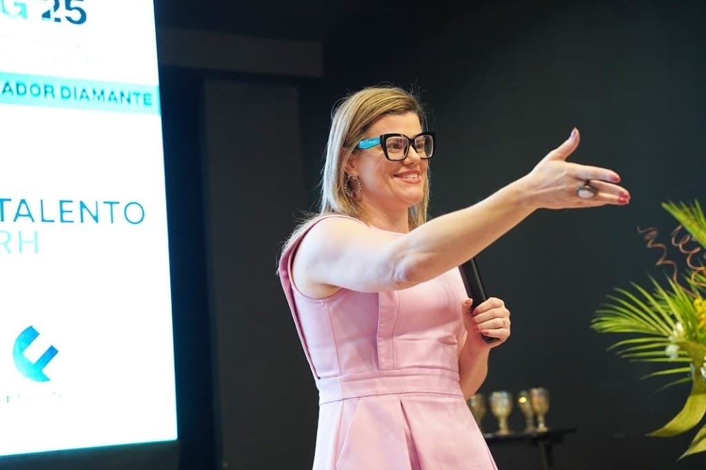 Sucena Contadora falando em evento profissional